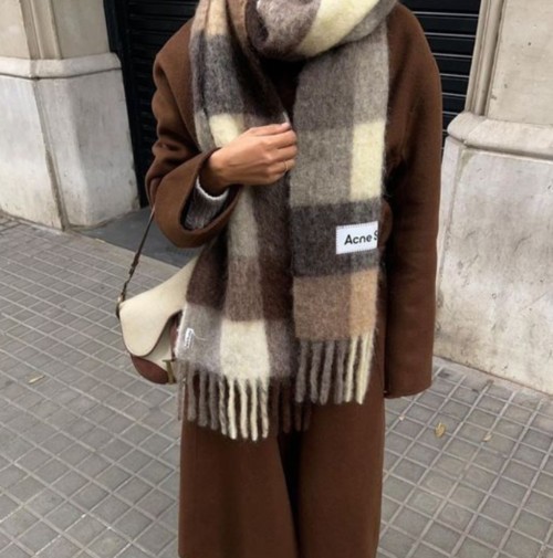 أجمل الشالات لهذا الموسم، مزيج بين الأناقة والراحة!