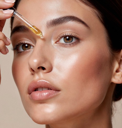 هل السيروم أفضل من المرطّب للبشرة الجافّة؟