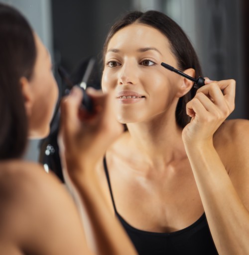 أفضل أنواع زيوت طبيعية لترطيب الرموش وتطويلها