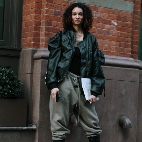 كيف تحوّلين سروال سويتبانتس الرياضي إلى قطعة أنيقة