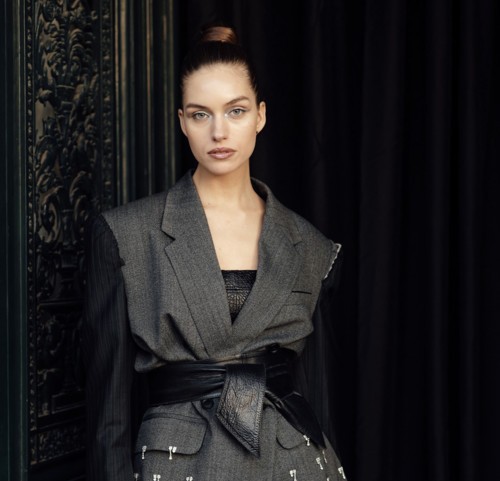 نصائح موضة لتتألّقي بأناقة في الموعد الأوّل