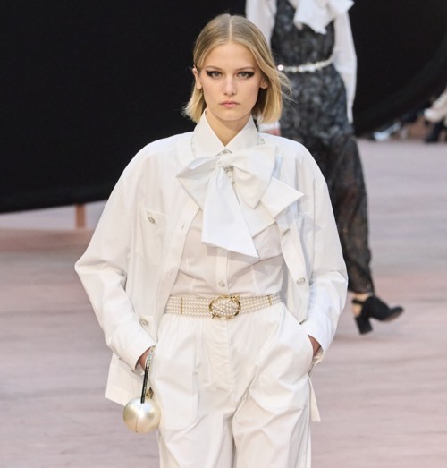 7 تنسيقات شتوية باللون الأبيض تنعش إطلالتك