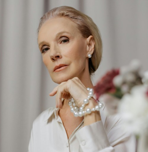 كيف تتأثر البشرة بالتغيّرات الهرمونية في فترة انقطاع الطمث؟