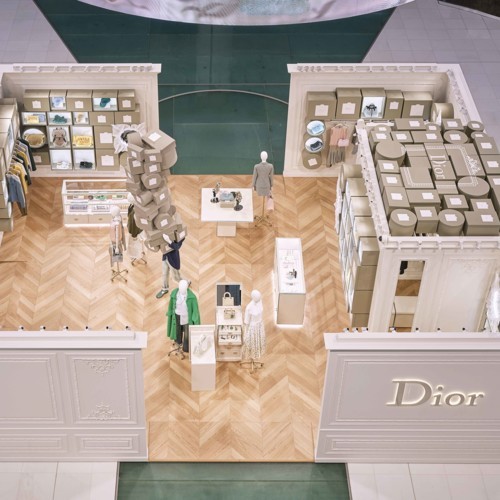 Dior تحتفي بأولى مجموعات "جوناثان أندرسون" من خلال متجر مؤقت في دبي