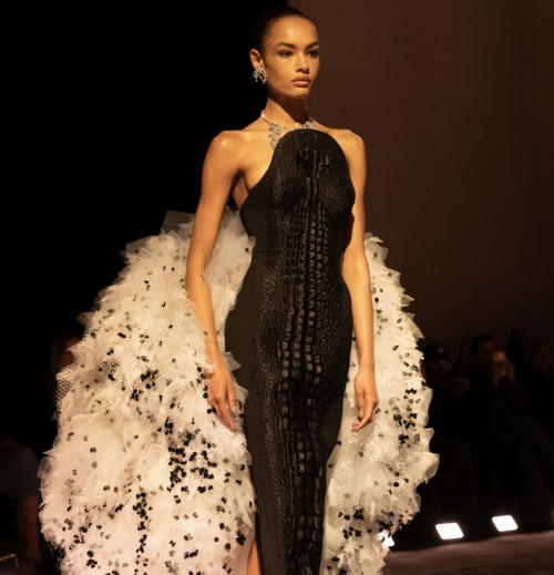 التصاميم المنحوتة تسيطر على مجموعة Schiaparelli لربيع وصيف ٢٠٢٦