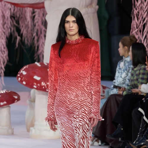 Chanel تعيد ابتكار رموزها لمجموعة الأزياء الراقية لربيع وصيف 2026
