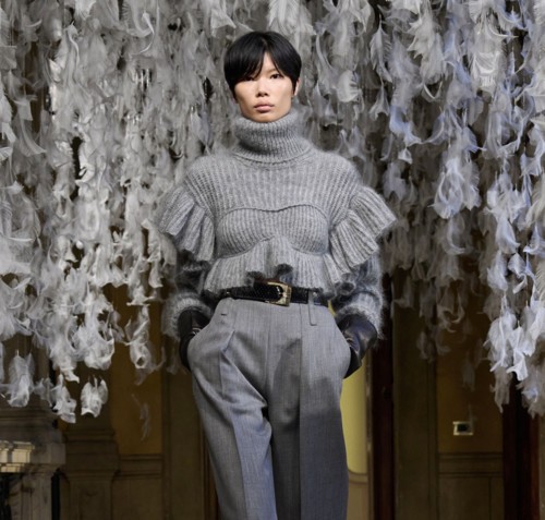 مجموعة Elisabetta Franchi لخريف 2026 تأخذنا برحلة إلى التاريخ الإيطالي