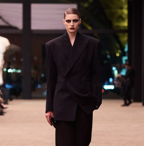 Saint Laurent تجسّد أنوثة المرأة في مجموعتها لخريف 2026