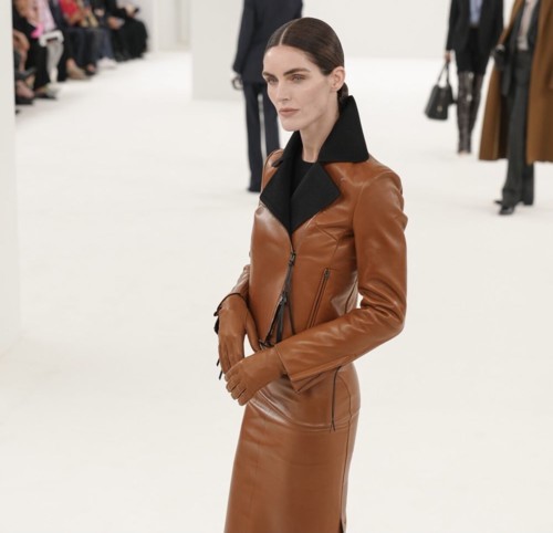 موضة التسعينات تعود مع مجموعة Tom Ford لخريف 2026
