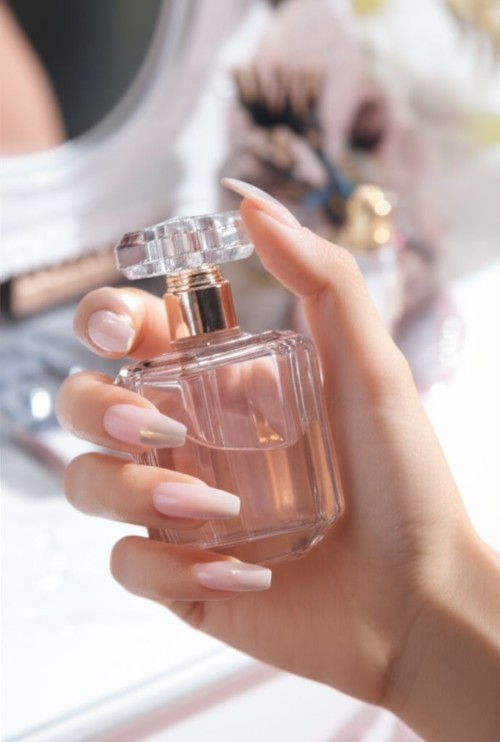 كيف تختارين العطر المثالي لأجواء الربيع؟