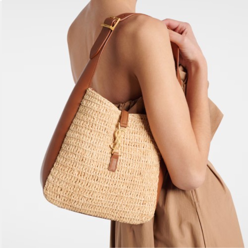 حقيبة الـRaffia Hobo خيارك هذا الصيف!