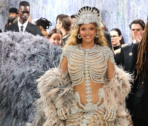 إطلالات النجمات في حفل Met Gala بين الإبداع والتصاميم الغريبة