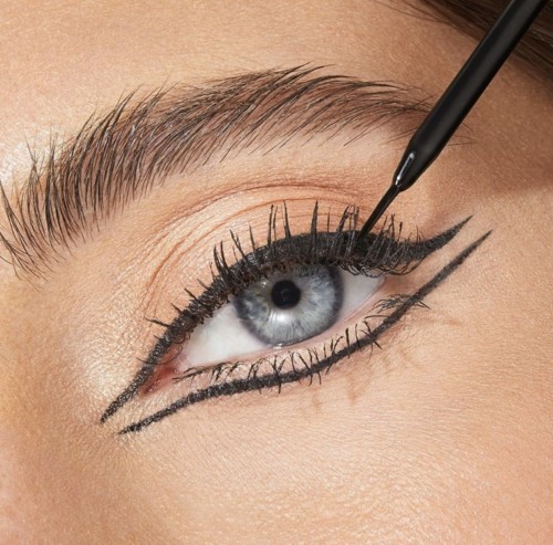 5 خطوات لتطبيق أكثر مكياج عيون جرأة Revenge Eyeliner!