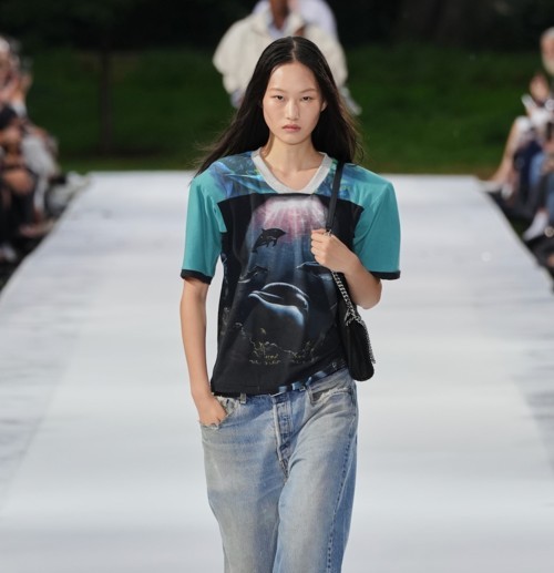Stella McCartney تجسّد فكرة العالم تحت الماء في مجموعتها لصيف 2026