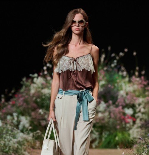 Elie Saab يأخذنا إلى عالم فني يشبه اللوحات الزيتية في ربيع وصيف 2027