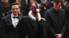 رجل يحضر مهرجان كان بزيّ طائر كبير، وهذا هو السبب!