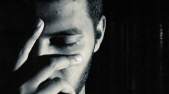 غنيّ بين الفقراء