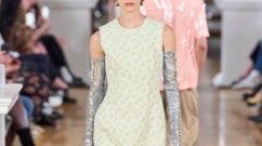 الأقمشة والتفاصيل الفاخرة تسيطر على مجموعة Simone Rocha