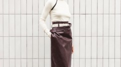 تنانير الجلد لمسة أنثوية جريئة في إطلالات خريف وشتاء 2025-2026