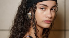 عودة مكياج الألفية: صيحات Y2K تكتسح روتين الجمال من جديد