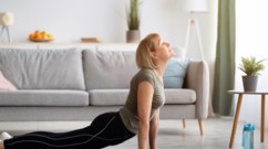 حركة بيلاتس صباحية لمكافحة ترهّل الجسم بعد الخمسين