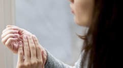 عادات خاطئة تؤذي أظافرك والخطوات الصحيحة للعناية بها