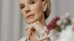 كيف تتأثر البشرة بالتغيّرات الهرمونية في فترة انقطاع الطمث؟