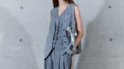 Emporio Armani تجسّد التحوّل بفعل الزمن في مجموعتها لصيف 2027