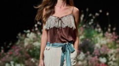 Elie Saab يأخذنا إلى عالم فني يشبه اللوحات الزيتية في ربيع وصيف 2027