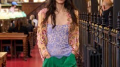 Valentino تستوحي تصاميمها لصيف 2027 من مجموعة من الكتب التي لم تُقرأ بعد