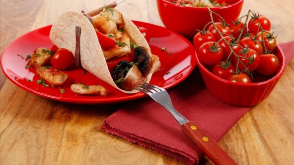 تناول الطعام في أطباق حمراء يساعد على خسارة الوزن 