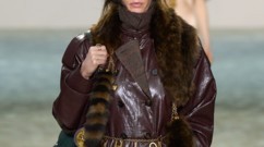 صيحات مجوهرات تعيد ابتكار سترات ومعاطف الشتاء بأسلوب أكثر جرأة