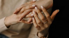 لماذا تقعين في حبّ أشخاص غير متاحين عاطفيًا؟