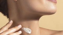 هل تتطلب بشرة منطقتيْ العنق والصدر منتجات مختلفة؟