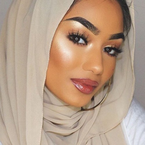 قواعد اختيار لون الحجاب للسمراوات Ellearabia