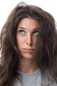 3 طرق طبيعية تمنع تطاير الشعر في الشتاء
