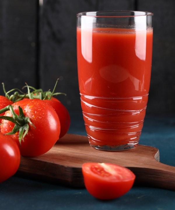 Томатный сок на ночь можно. Томатный сок. Свежевыжатый томатный сок. Стакан томатного сока. Помидор сок.