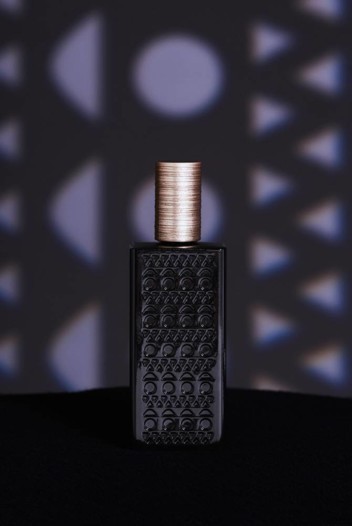 أمرأة وعطر