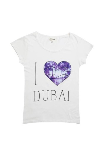 أجواء دبي التقليدية مع قمصان بيلابونغ!
