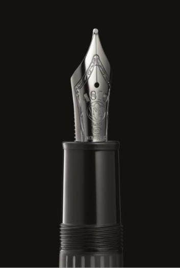إطلالة عصرية مع قلم "مايسترستوك ألترا بلاك" من مون بلان!