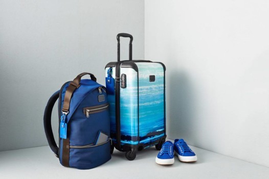 إطلالة أنثوية خلال السفر مع حقائب تومي  لربيع وصيف 2015