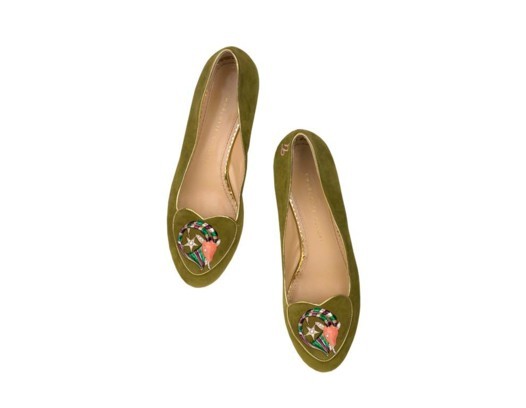 الأحذية الخضراء بلون العشب