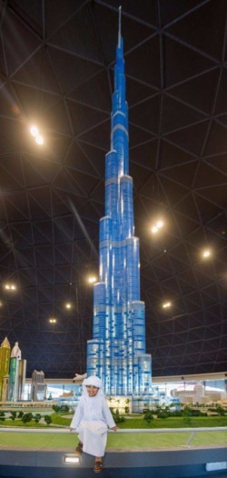 مجسم برج خليفة يتألق كأطول مبنى مصنوع من مكعبات الليجو في العالم !