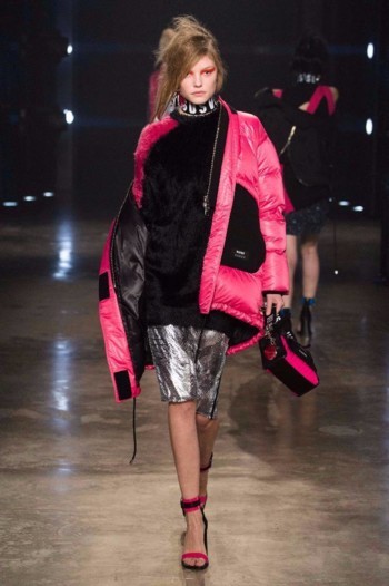 جيجي وبيلا حديد تفتتحا عرض Versus Versace
