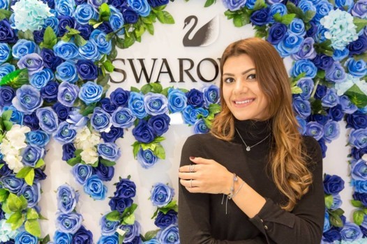 Swarovski تحتفل بعيد الأمّ بالتعاون مع دينا زهران