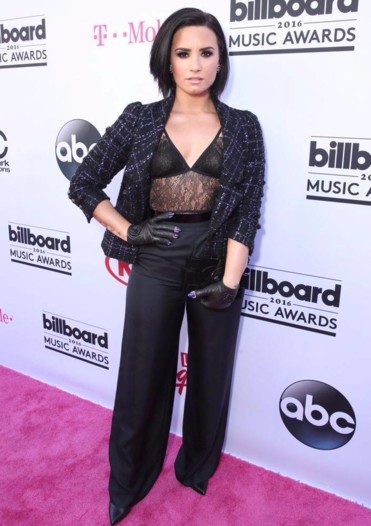 Demi Lovato تعرف ماذا ترتدي وفقاً لجسدها الممتلىء!