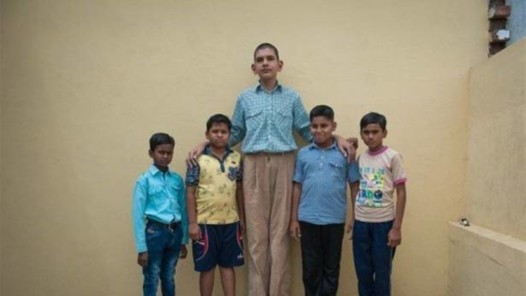 طفل في الثامنة من عمره طوله 198 سنتيمتراً!
