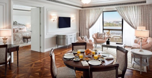 فندق بلازو ڤيرساتشي دبي يرحّب بالنجمة جنيفير لوبيز