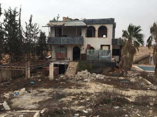 بالصور: أيمن زيدان يتفقد منزله المدمر بعد الحرب!