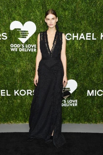 نجمات بأزياء مايكل كورس في حفل توزيع جوائز Golden Heart